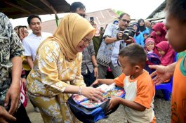 Bagikan ATM dan Tumbler, Liestiaty Ajak Anak Kurangi sampah Plastik