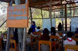 Bangunan Tidak Layak, Segini Gaji Guru yang Sekolahnya Hanya Pakai Atap Seng dan Rangka Kayu