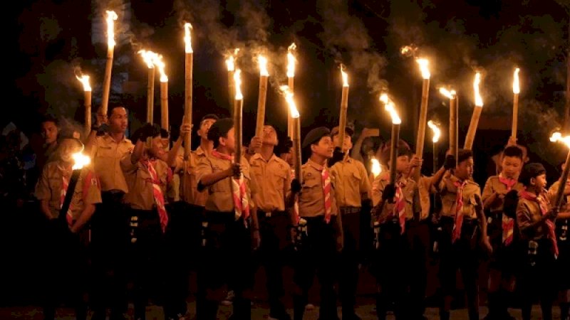 Kobaran Api Pawai Obor pada Upacara Taptu di Gowa, Simbol Semangat yang Menyala