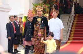 Pakai Baju Adat Bali, Jokowi Pimpin Upacara HUT ke-74 RI
