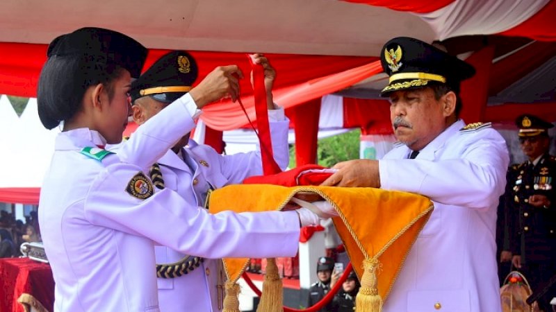 Upacara peringatan detik-detik proklamasi kemerdekaan ke-74 RI tingkat Kabupaten Sidrap, berlangsung khidmat di Lapangan Kompleks SKPD, Sabtu (17/8/2019).