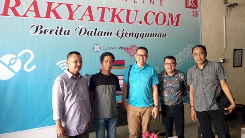Kandidat wali kota Makassar, Muhammad Ismak (tengah) bersama diapit Dirut Rakyatku.com Subhan Yusuf (kedua kanan) dan Direktur Mulyadi Abdillah (kedua kiri), Sabtu (17/8/2019).