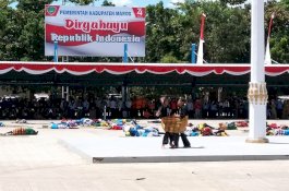 Saling Tikam dalam Sarung Warnai Upacara HUT RI di Maros, Peserta Menitikkan Air Mata 