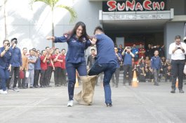 Lomba Balap Sekarung Berdua Ramaikan Peringatan HUT RI di Claro Hotel