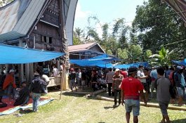 Orang Sibuk Rayakan Kemerdekaan, Para Pemuda Ini Justru Asyik Judi Sabung Ayam