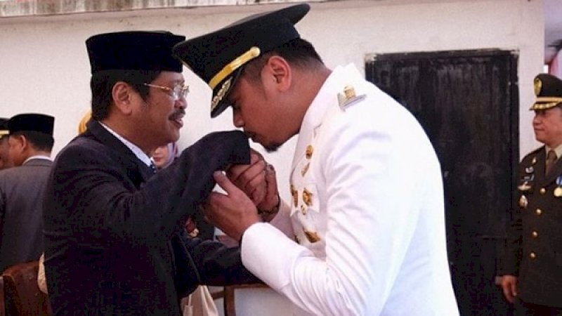 Bupati Gowa, Adnan Purichta Ichsan mengecup tangan ayahnya, almarhum Ichsan Yasin Limpo, saat perayaan HUT RI 2018 lalu.
