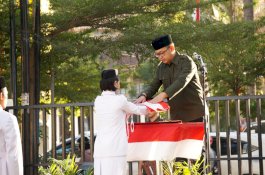 HUT ke-74 RI, GM Aston Makassar Gunakan Kostum Armi Jadi Inspektur Upacara