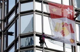 Protes Hong Kong Makin Panas, 'Spiderman' Datang Bentangkan Spanduk Perdamaian