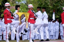 Sakit Paha dan Lengan, Pembawa Baki Bendera Ini Gemetar di Hadapan Bupati Gowa