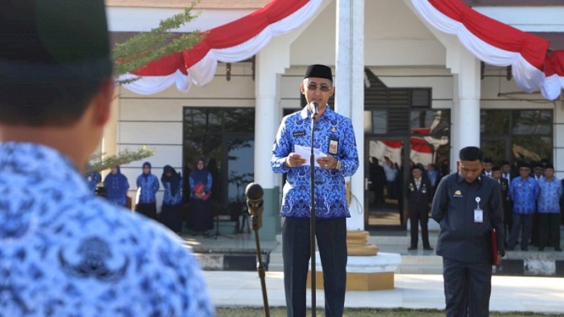 Sekretaris Daerah Kabupaten Gowa, Muchlis menjadi inspektur upacara HUT RI di halaman kantor bupati, Sabtu (17/8/2019).
