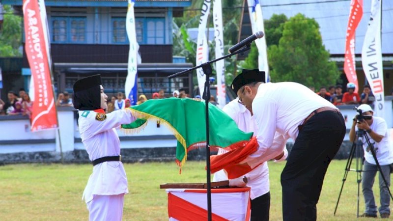 Direktur Engineering & Proyek Semen Indonesia, Tri Abdisatrijo jadi inspektur upacara HUT RI di Kecamatan Bontosikuyu, Selayar, Sabtu (17/8/2019).