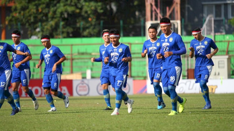 Skuat Persib Bandung saat menjalani sesi uji coba lapangan jelang pertandingan melawan PSM Makassar di Stadion Andi Mattalatta, Makassar, Sabtu (17/8/2019) sore.