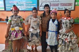 Kreatif, Murid SD Methodist Olah Sampah Jadi Gaun Indah