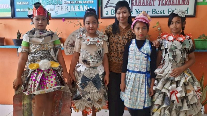 Gaun yang dikenakan siswa merupakan hasil daur ulang.