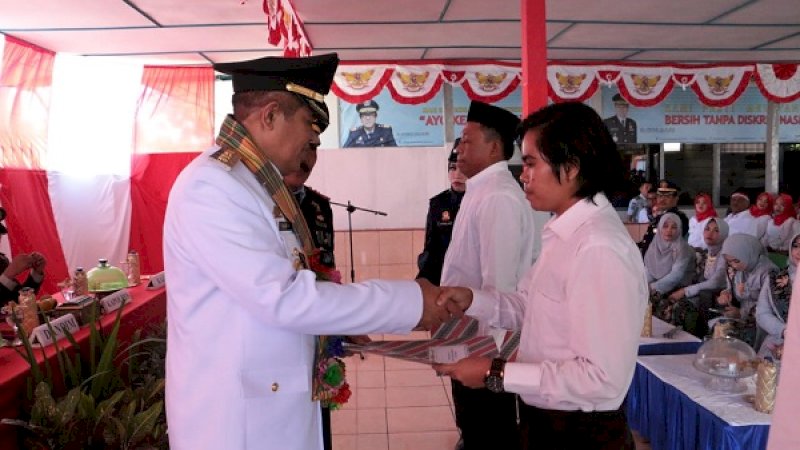 Bupati Bulukumba, AM Sukri Sappewali (kiri) menyerahkan secara simbolis keputusan remisi kepada narapidana.