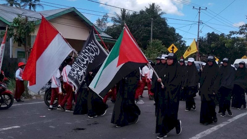 Foto peserta gerak jalan indah mengenakan pakaian hitam seragam syar'i dengan membawa tiga bendera jadi perbincangan.