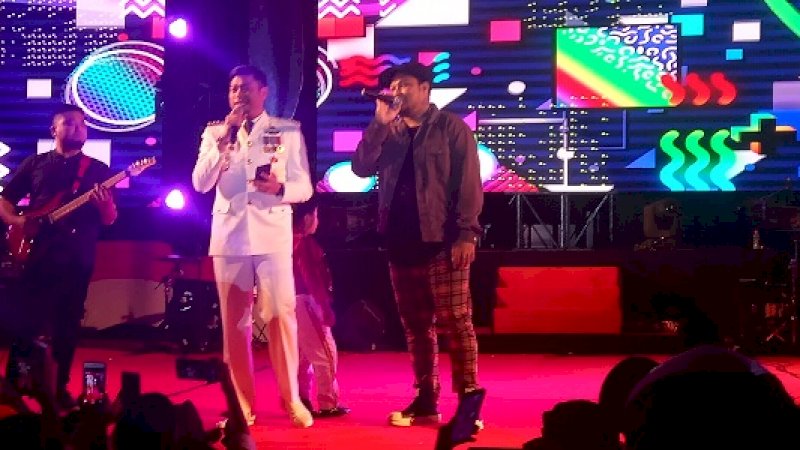 Momen saat Bupati Gowa, Adnan Purichta Ichsan, berduet dengan Virgoun.