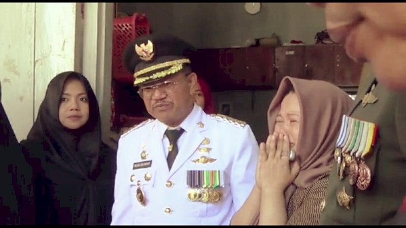 Sri Astuti menangis di hadapan saat Bupati Jeneponto, Iksan Iskandar, mendatangi Rumah Tahanan (Rutan) Klas II B Jeneponto, Sabtu (17/8/2019).