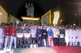 Foto Bersama di Depan Monumen Cinta, Taufan Pawe: 