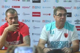 Tantang Persib, Pluim Lupakan Sejenak Hubungan Baiknya dengan Robert