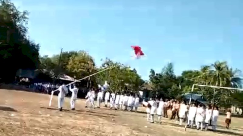 Detik-detik saat tiang bendera patah di Lembur, NTT, Sabtu (17/8/2019).