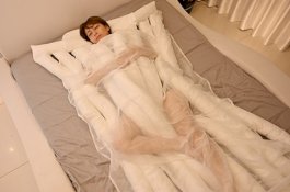 Mie Raksasa ini Sebenarnya Selimut untuk Membantu Anda Tidur Nyenyak