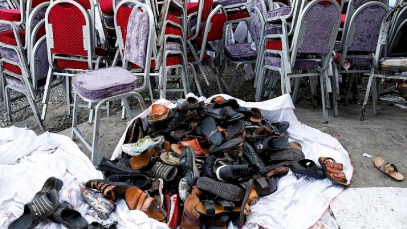 Tumpukan alas kaki tamu resepsi pernikahan yang tewas dan luka akibat bom bunuh diri di Kabul, Afghanistan. (FOTO-FOTO: REUTERS)