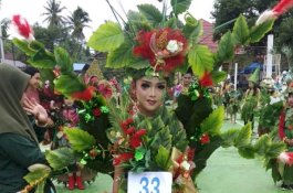 Dukung Go Green, Peserta Karnaval di Kecamatan Pitu Riawa Pakai Busana dari Daun