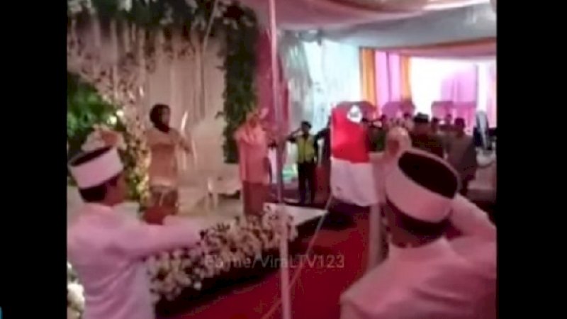 Sepasang pengantin menggelar upacara HUT RI sebelum ijab kabul.