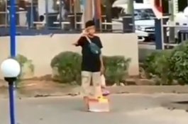 Aksi Penjual Jalangkote Hormat saat Upacara Bendera Viral, Via Vallen Janjikan Hadiah