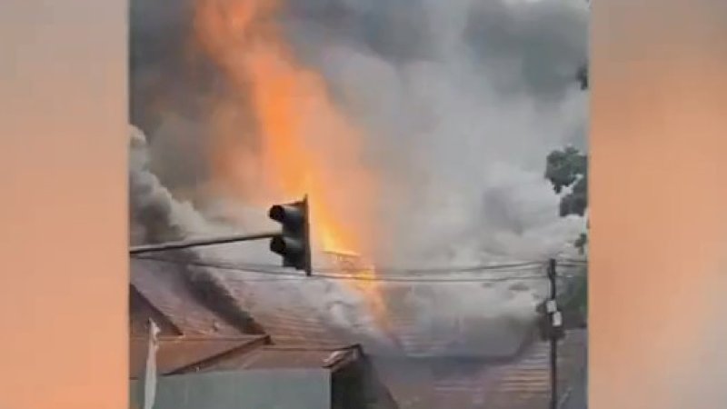 Kondisi gedung DPRD Papua Barat yang terbakar Senin pagi (19/8/2019).