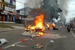 Rusuh di Manokwari, Sejumlah Warung Terbakar, Pohon Ditebang untuk Blokir Jalan