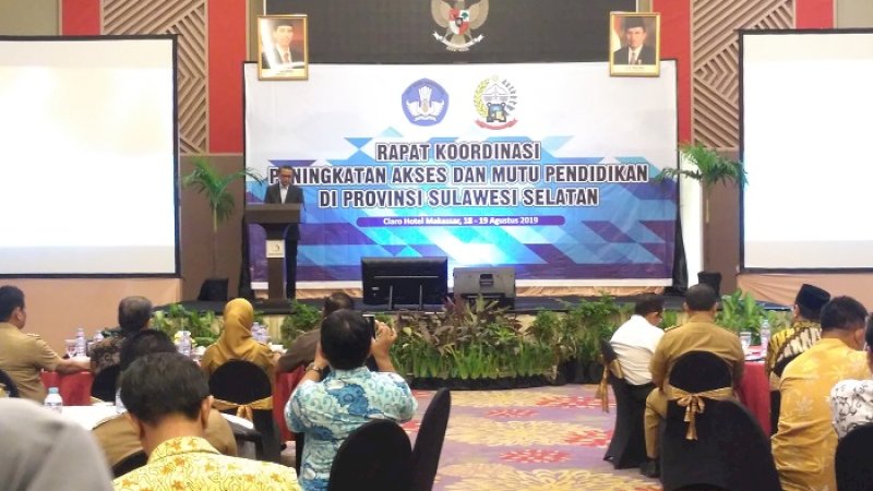 Gubernur Sulsel, Nurdin Abdullah menghadiri rapat koordinasi peningkatan akses dan mutu pendidikan di Claro Hotel, Makassar, Senin (19/8/2019).