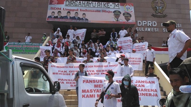 Ratusan massa kontra Pansus Hak Angket Gubernur Sulsel, mulai mengepung gedung DPRD Sulsel, Senin (19/8/2019). 
