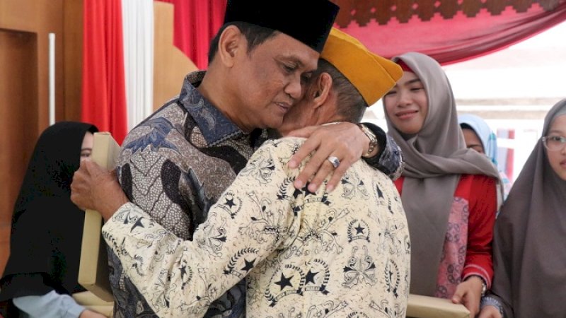 Bupati Barru, Suardi Saleh merangkul salah seorang veteran, Senin (19/8/2019).
