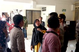 Maki-maki Terdakwa saat Sidang, Mulut Saudara Daeng Kulle Dibungkam Polwan