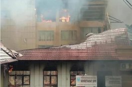 Sebelum Massa Bakar Kantor, Korlap Telepon Ketua DPRD Papua Barat