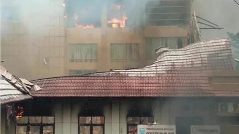 Kondisi kantor DPRD Papua Barat pasca dibakar massa, Senin (19/8/2019).