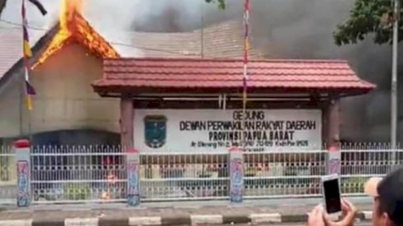Gedung DPRD Papua Barat yang terbakar, Senin (19/8/2019).
