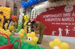 Hatta Rahman Bagi Boneka di Hari Anak, Guru dan Orang Tua Berebut Balon Dekorasi Panggung