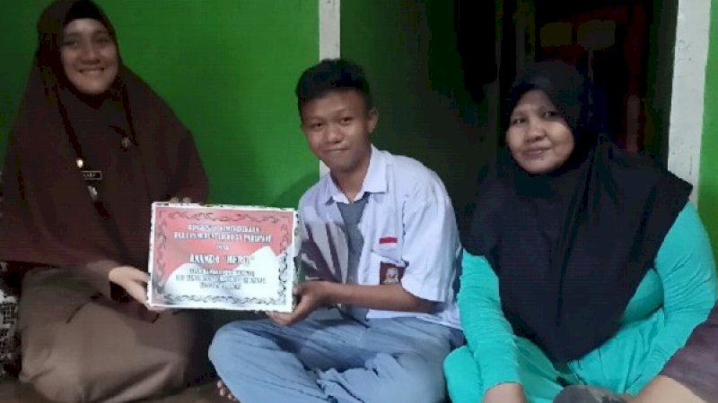 Hairil Mukiminin, pelajar SMK Negeri 1 Kota Parepare, semringah menerima sepatu baru dari Wali Kota Parepare, Taufan Pawe.