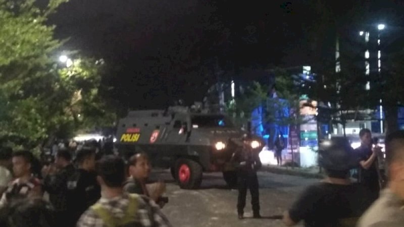 Suasana di depan asrama mahasiswa Papua di Jalan Lanto Daeng Pasewang telah terkendali, Senin malam (19/8/2019). 
