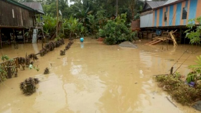 Banjir bandang melanda Desa Buntubuangin dan Desa Belawae, Kecamatan Pituriase, Kabupaten Sidrap, Senin dini hari (19/8/2019).