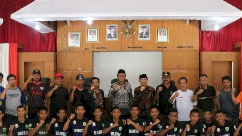 Pelepasan kontingen sepak bola Liga Desa Nusantara 2019 tingkat provinsi. Pelepasan itu berlangsung di Baruga Singkeru Adae, Senin (19/8/209). 