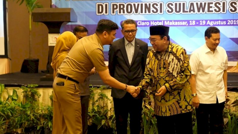 Bupati Gowa, Adnan Purichta Ichsan, menjabat tangan Sekretaris Jenderal Kementerian Pendidikan Kebudayaan Nasional, Didi Suhardi disaksikan Gubernur Sulsel, Nurdin Abdullah.