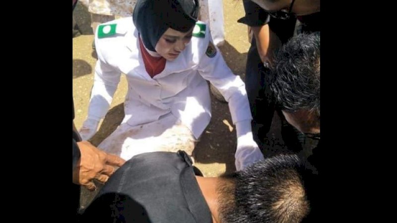 Anggota paskibra Morowali Utara, Dina Nursadilah meringis setelah kakinya tertusuk paku. (FOTO: FACEBOOK/ANDI ADIET ARSYIL)