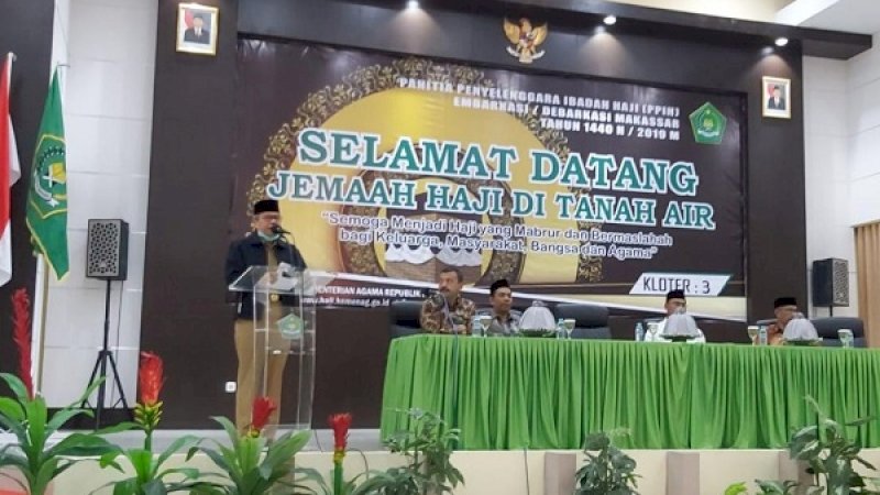 Wali Kota Parepare, HM Taufan Pawe saat menyambut jemaah haji dari Kota Parepare di Asrama Haji Sudiang, Selasa dini hari.