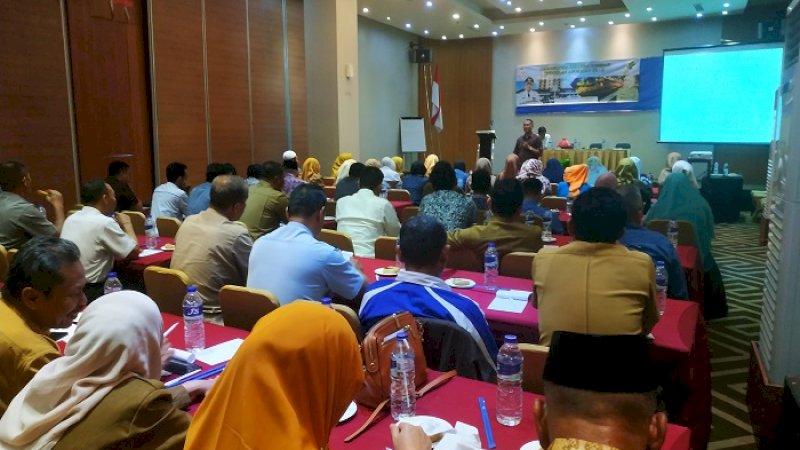 Dinas Koperasi dan Usaha Kecil Menegah Kota Makassar menggelar sosialisasi peningkatan kualitas koperasi unggulan angkatan II di Hotel Continent, Selasa (20/8/2019).  