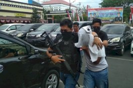 Dikawal Polisi Bersenjata, Caleg Narkoba Tiba di Mapolrestabes