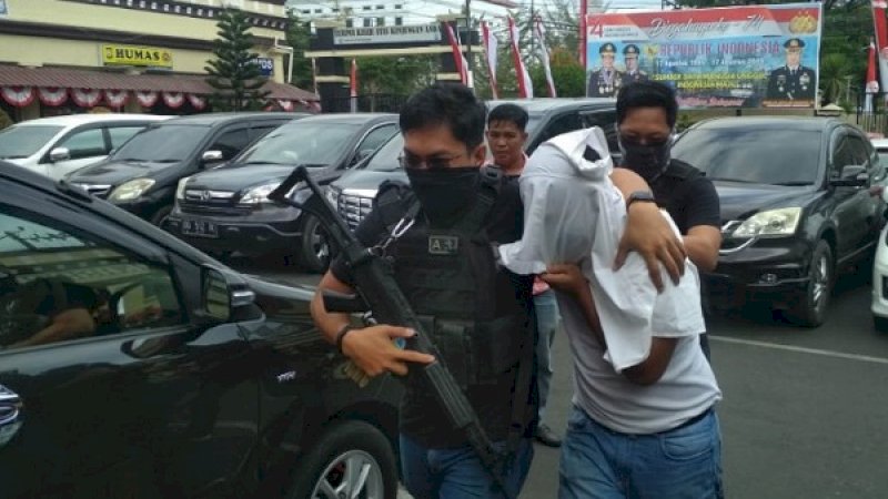 Caleg narkoba digiring masuk ke Mapolrestabes Makassar.